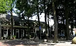 Drie verdiepingsloze panden onder een zadeldak; nr. 1 en 2 met ongepleisterde lijstgevel; nr. 3 met gepleisterde rechte gevel. De vensters met luiken behangen. Een geheel vormend met het buurnummer 4