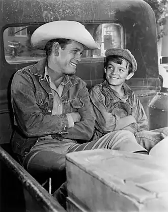 Mobley (rechts) met Earl Holliman in The Wide Country (1962)