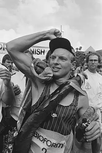 Gregor Stam na de finish van het EK triatlon in 1985