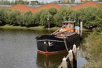 De Johanna Elizabeth voor de wal bij de Stolwijkersluis