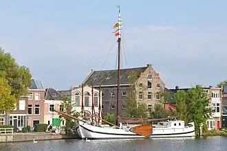 De WEST-FRIES voor de wal in Delft