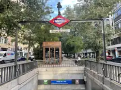 Een van de toegangen in de Calle de Juan Bravo