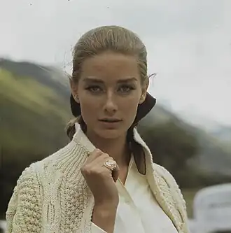 Tania Mallet als Tilly Masterson