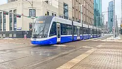 Een achtassige lagevloertram in het centrum