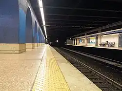 Een blik in de tunnel naar het oosten, in de verte is het perron van Fermi te zien.