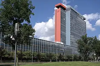 Zicht op het gebouw vanaf de Mekelweg