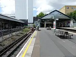 De metroperrons Central links en District rechts.