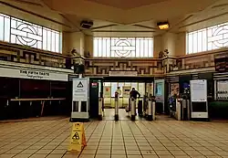 Interieur van de stationshal.