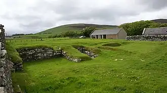 Earl's Bu vanuit het zuidoosten. De muur links vooraan is de omwalling van de begraafplaats.