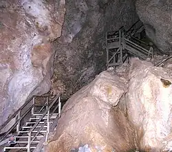 Enkele van de oudste trappen in de grot