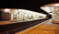 De perrons in de streamline stijl van het New Works Programme.