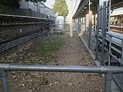 De spoorbak van het vroegere kopspoor aan de noordkant van het station.