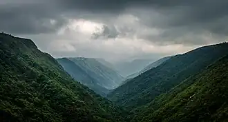 Bergen in het oosten van de Khasiheuvels