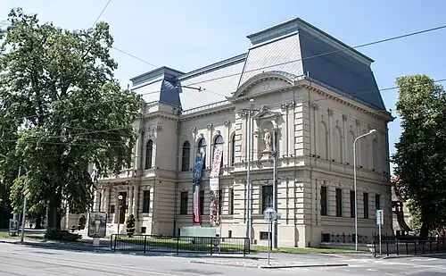 Het hoofdgebouw van het museum.