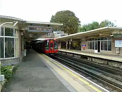 Een S-stock metrostel (Metropolitan Line) vertrekt richting Uxbridge