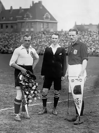 Aanvoerder van het Nederlands elftal Eb van der Kluft (rechts) met de Duitse aanvoerder Georg Wunderlich en de Zweedse scheidsrechter Artur Björklund voorafgaand aan de vriendschappelijke wedstrijd Duitsland - Nederland (0-0) op 10 mei 1923 op het terrein (Hoheluft) van Victoria in Hamburg.