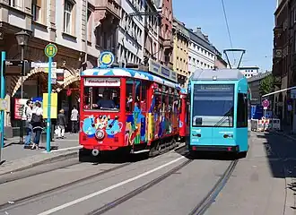 Toeristerntram van de “Ebbelwei-Expreß” naast lagevloertram van het type R (2018)