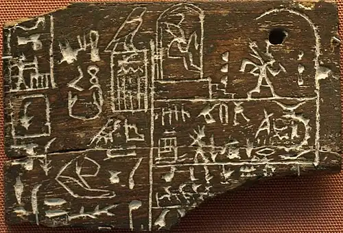Ivoren label, viering van het Sed-festival met farao Den twee keer afgebeeld, gezeten op een troon en rennend op het festival (ca. 3000 v. Chr.), British Museum Vindplaats tombe van farao Den in Abydos