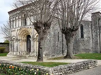 Église Notre-Dame (twaalfde eeuw) met haar façade die doet denken aan een Romeinse triomfboog