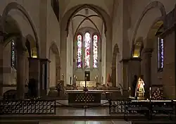 Zicht op het koor met de beide altaren