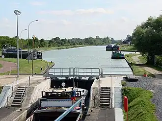 Zicht op de sluis van Berry-au-Bac