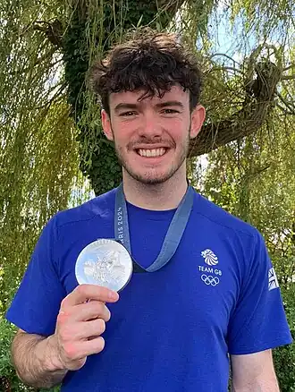 Lowe met zijn zilveren medaille die hij won op de Olympische Zomerspelen 2024.