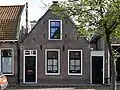 Huis met eenvoudige puntgevel
