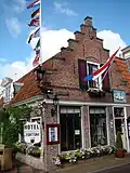 Huis met trapgevel. Pui gewijzigd
