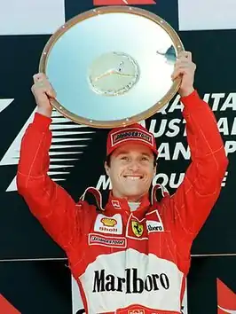 Eddie Irvine die zijn eerste F1 overwinning viert