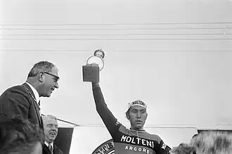 Eddy Merckx na de winst met beker