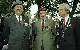 Burgemeester Blanken (rechts) met oorlogsveteranen tijdens de Airborneherdenking op de Ginkelse Heide (1998)