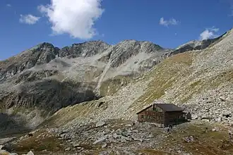 De Edelrauthütte (2545 m) vanuit het oosten met van links naar rechts de Plockshorn (3021 meter), de Östliche Hochwarte (3068 meter) en de Westliche Hochwarte (3045 meter)