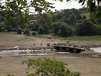 De Eder in het uitgedroogde Ederstuwmeer de Edersee