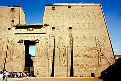 De farao slaat de vijanden neer voor de god Horus te Edfoe