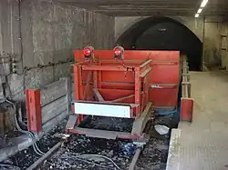 Een van de stootblokken voor het tunnelportaal.