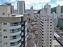 Hoogbouw aan de hoofdstraat Avenida Alvin Bauer