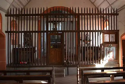 Het koor bevindt zich achter een houten koorhek