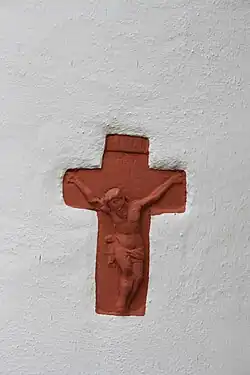 Crucifix aan de buitenmuur