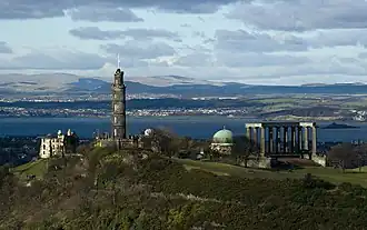 Calton Hill gezien vanaf Salisbury Crags