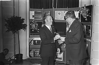 André Jurres (rechts) overhandigt een Edison aan Bernard Haitink (links) (1970)