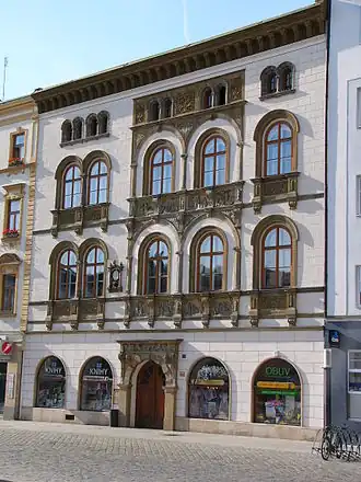 Het paleis gezien vanaf het Horní náměstí (Bovenplein).