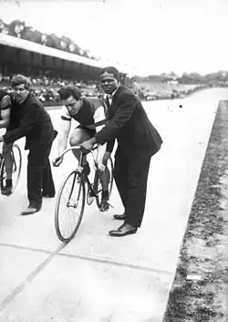 Gelanceerd door de bokser Sam McVey in 1908