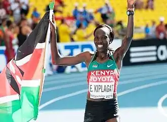Edna Kiplagat viert haar overwinning op de marathon tijdens de WK van 2013, Moskou.