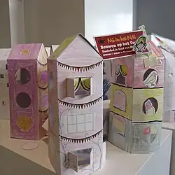 Door kinderen gemaakte huisjes van karton