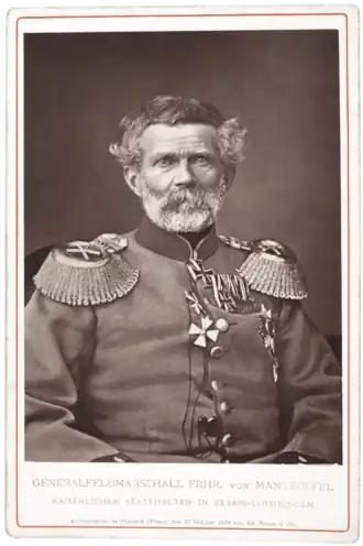 Edwin von Manteuffel met onder andere het grootkruis van het IJzeren Kruis