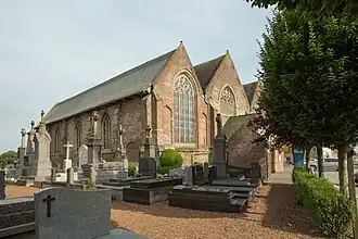 Kerk met kerkhof