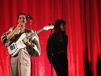 Concert van Eefje de Visser (links op foto) op 20 mei 2022 in TivoliVredenburg