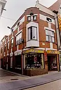 Hoekhuis met winkel