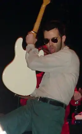 E tijdens een optreden in Australië in 2003