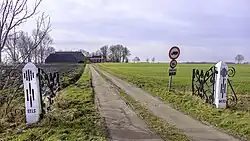 Oprit naar de boerderij bij Eelswerd